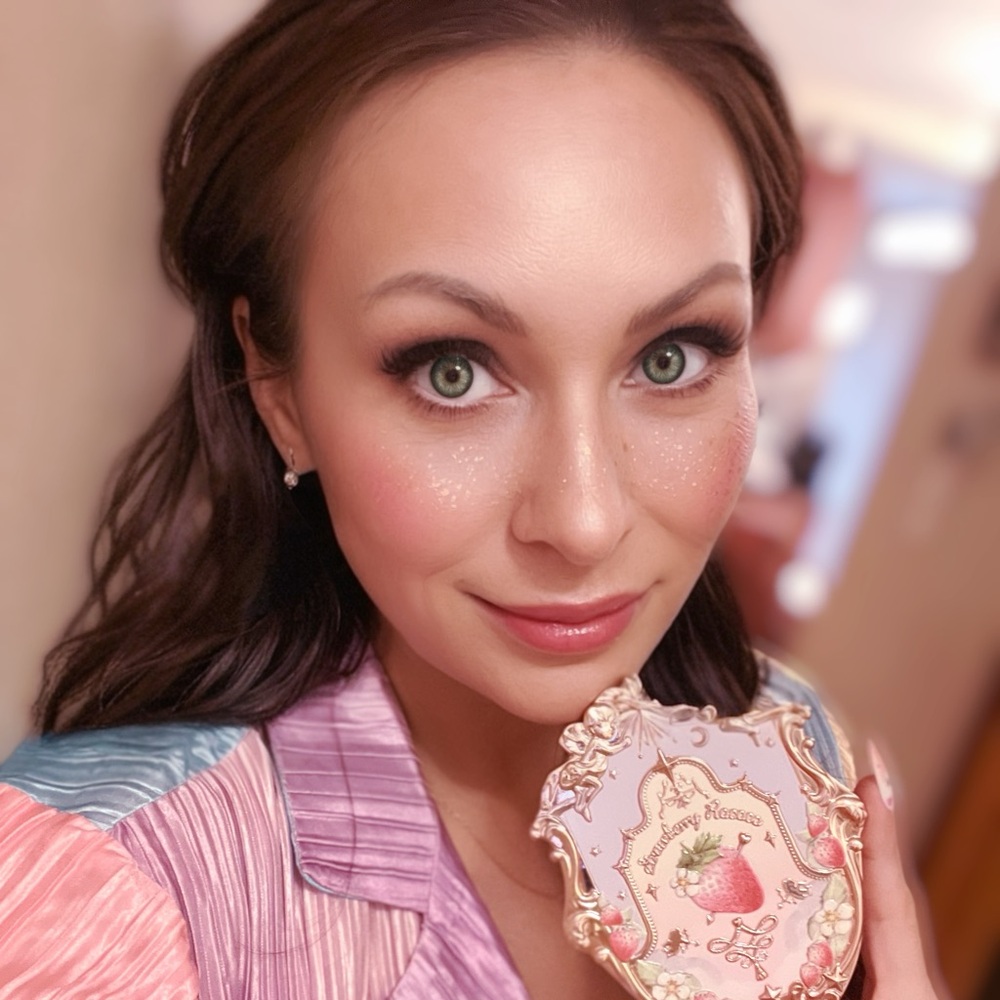 Hello, my name is Angela @ZitaZava